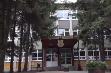 SRAMOTA U MLADENOVCU: Pijani đak nasrnuo na profesora i policiju!