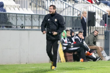 (VIDEO) Kako je trener Čuke naterao nišku publiku da ZA MINUT psovke odmeni ovacijama