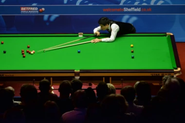 (VIDEO) Huliganka sa snukera: NAVIJAČICA ULETELA SA TRIBINA I KRENULA DA UBACUJE KUGLE!