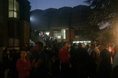 (FOTO) Ispred "Pionira" kao u mravinjaku: VELIKA GUŽVA PRED HALOM POLA SATA PRED MEČ ZVEZDE I BARSE!