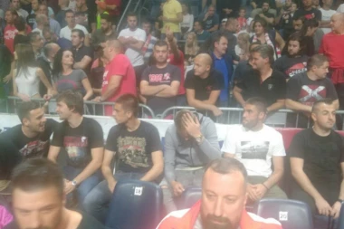 (VIDEO) OVACIJE DELIJA: Fudbaleri Zvezde bodre košarkaše protiv Barselone