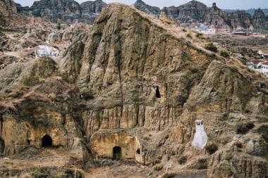 ATRAKCIJA U ŠPANIJI: Ljudi žive u pećinama