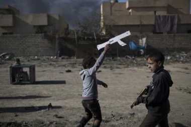 Deca ISIS-a UČE MATEMATIKU NA TENKOVIMA: Dodaš tri tenka...