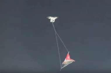 (VIDEO) SKANDAL U BIH: Dron sa zastavom tzv. Herceg-Bosne na utakmici u Mostaru!