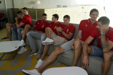 NAŠI KOŠARKAŠI OČAJNI: Kako da igramo Evroligu, pa onda sutra za Srbiju?