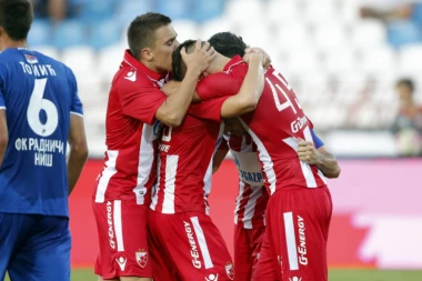 (FOTO) Daj gol Arsenalu i osvoj ford: OVAJ OGLAS NASMEJAO JE I FUDBALERE ZVEZDE!