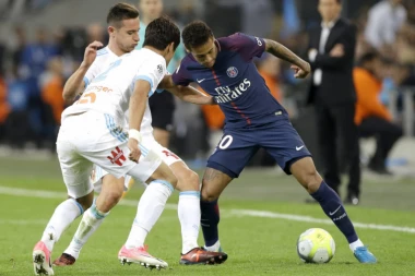 (VIDEO) NEJMAR POCRVENEO: PSŽ sa igračem manje izvukao bod u 93. minutu!