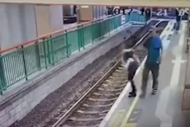 (VIDEO) IZ ČISTA MIRA GURNUO ŽENU NA ŠINE METROA