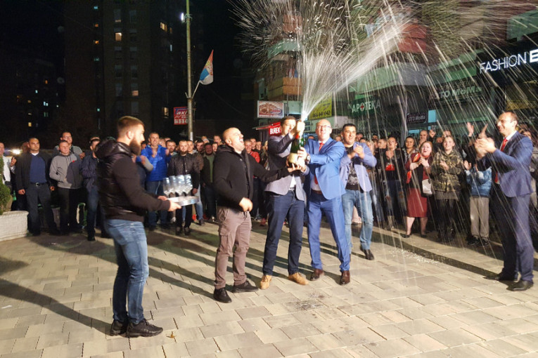 "Hoću samo da vas pozdravim sve, da vam čestitam na ogromnom uspehu, da kažem da je naš narod na Kosovu i Metohiji još jednom pokazao da ume da se bori i za svoj opstanak, ali i za svoju zemlju Srbiju, da ume da se bori kada je najteže, kada je pritisnut i spolja i na sve druge moguće načine", rekao je Vučić telefonom, a članovi Srpske liste, pristalice i okupljeni građani slkušali su ga preko spikerfona telefona direktora Kancelarije za KiM Marka Ðurića