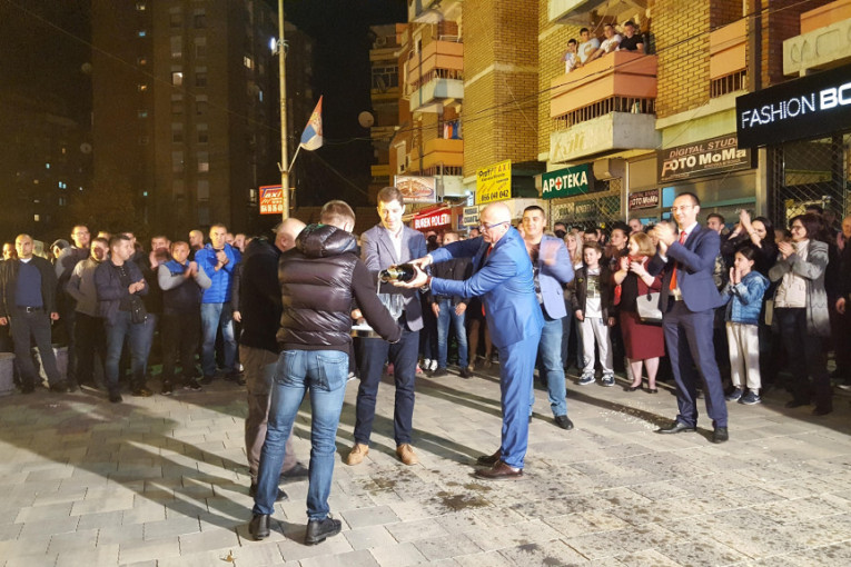 "Pobedili smo još jedanput", istakao je Vučić i dodao da je sada važno nastaviti da se radi u interesu našeg naroda i da naši ljudi vide dobrobit od današnje pobede.