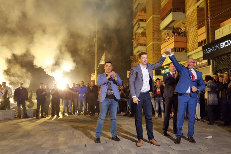 Srpska lista večeras proslavlja pobedu sa, kako je rekao predsednik Srpske liste Goran Rakić, više od 80 odsto glasova koje je osvojila, uz vatromet, baklje, šampanjac i trubače.