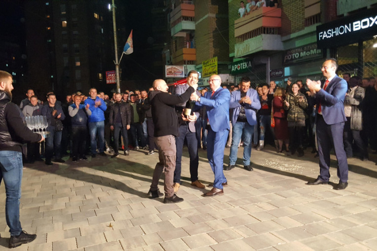 - Vama, vašim porodicama želim sve najbolje, želim vam puno uspeha, a želim našem narodu na KiM da opstaje, da živi sve bolje. Živela Srbija i sve najbolje vama još jednom. I Kosovo i Metohija u sastavu je Srbije - rekao je predsednik, na šta su okupljeni počeli da skandiraju "Živela Srbija" i "Aco Srbine".