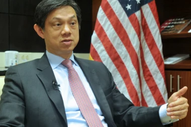 KO O ČEMU, JI O "DVE STOLICE"