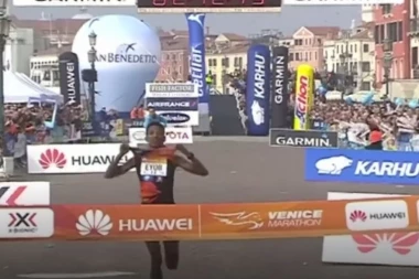 (VIDEO)NEVEROVATNO: Pogrešno skretanje favorita omogućilo autsajderu da pobedi u maratonu