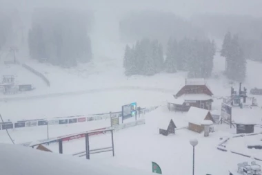 (FOTO, VIDEO) ZABELELA SE SRBIJA: Pao prvi sneg, na ovim deonicama nema saobraćaja!