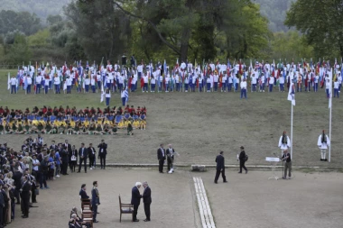 (VIDEO) BAKLJA KRENULA KA KOREJI: Zapaljen olimpijski plamen