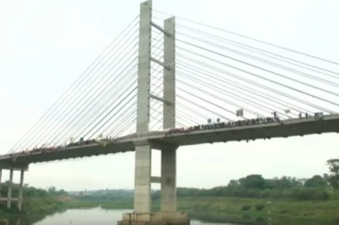 (VIDEO) Skok za Ginisa: 245 ljudi istovremeno skočilo sa mosta