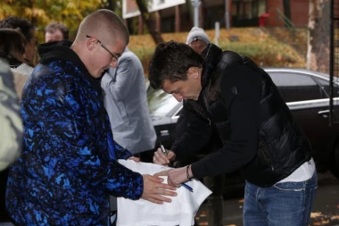 SAŠA I DRUGOVI ZA PRIMER: Fudbaleri Partizana kupovali ulaznice i družili se sa navijačima