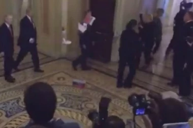 PREDSEDNIK DOŽIVEO KOŠMAR: Gađali ga ruskim zastavicama i nazvali izdajnikom!