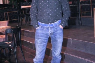 HAOS U KLINIČKOM! Priveden sin Sinana Sakića, porodica čeka da pevač izađe iz bolnice!