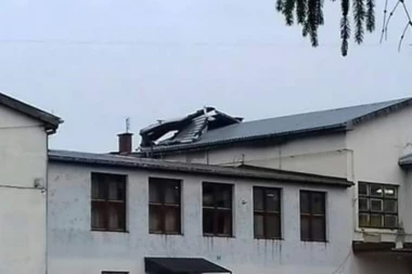 HAOS I U ZRENJANINU: VETAR RAZBUCAO KROV ŠKOLE!
