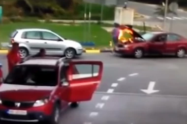 (VIDEO) POPRAVLJAO JE AUTOMOBIL I JEDVA IZVUKAO ŽIVU GLAVU