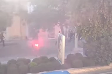 (VIDEO) HAOS U ŠIBENIKU: Navijači Hajduka tukli sve redom!