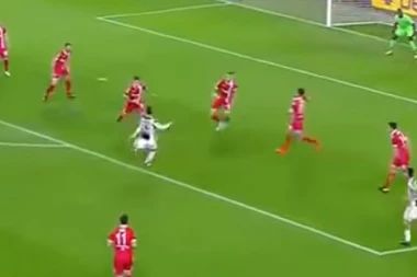 (VIDEO) IMAMO GOL SEZONE! Bernandeski sjajnim udarcem doveo Juve u vođstvo