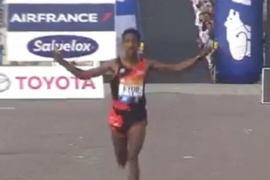 (VIDEO) BRUKA U VENECIJI: Favorite preusmerili u pogrešnom pravcu da bi pobedio domaći maratonac