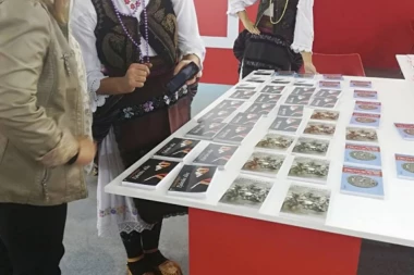 Srpski telegraf i Republika.rs podelili prve knjige na Sajmu medija