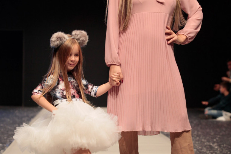 Anabela sa ćerkom na reviji DexyCo Kids