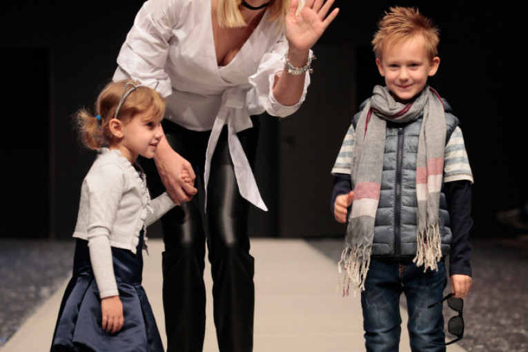 Marija sa decom na reviji DexyCo Kids