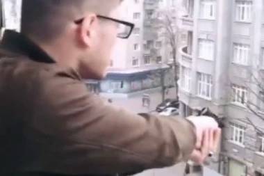 (VIDEO) NEVEROVATAN BOLESNIK: Klinac stajao na terasi i pucao u ljude!