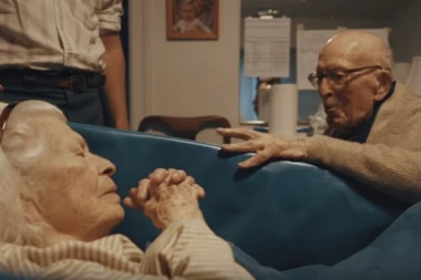 (VIDEO) NJEMU JE 105, NJOJ 100: I VOLE SE KAO PRVOG DANA