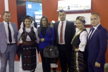 Zavetnici na štandu Srpskog telegrafa: NAJZAD NOVINE KOJE NE UREĐUJU STRANE AMBASADE!