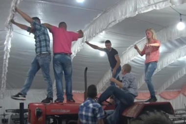 (HIT VIDEO) 'AJMOOO: Srpska svadba pod šatorom, uleće traktor i počinje ludnica!