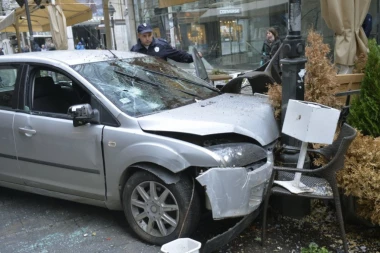 Izleteli iz slupanog auta, seli u taksi i pobegli! Detalji nesreće u Takovskoj u kojoj je povređeno šestoro ljudi, među njima i beba