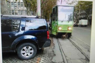 KARAMBOL NA BULEVARU: Sudar 4 vozila, saobraćaj bio u kolapsu