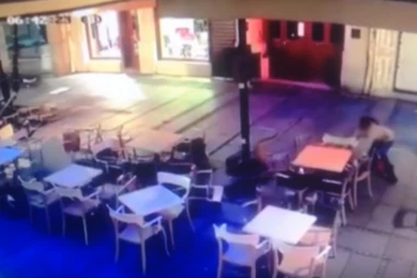 JEZIV SNIMAK IZ KNEZ MIHAILOVE: Ovo je trenutak kada je pijani vozač udario devojku!