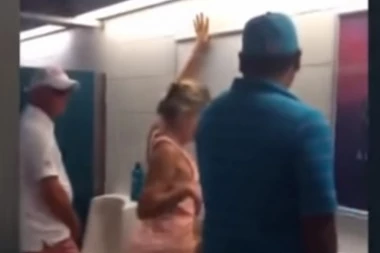 (HIT VIDEO) PIJANA PLAVUŠA uletela u muški WC, a onda je usledio TOTALNI ŠOK!
