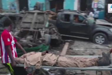 (UZNEMIRUJUĆI VIDEO) TERORISTI UPALI U HOTEL, MRTVI I RANJENI NA SVE STRANE!