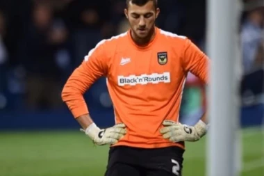 (VIDEO) NAVIJAČ GA PRIJAVIO POLICIJI: Engleski golman isključen zbog uriniranja na terenu