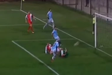 (VIDEO) FUDBALER RADA SE OBRUKAO: Da li je moguće da je ovo promašio?