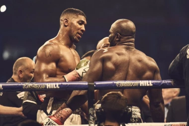 (FOTO) Bokserski šampion oduševljen Novakom: MOJ SKROMNI BRAT...