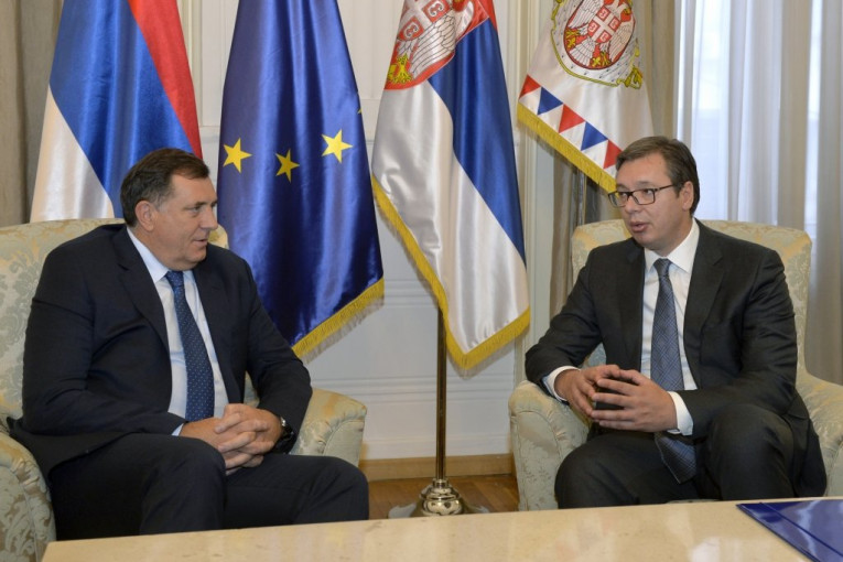 Vučić poslao poklon Dodiku za rođendan