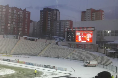 (FOTO) Da li je ovo ski-staza, ili fudbalski teren: RUSI IGRAJU FUDBAL I U SMETU!