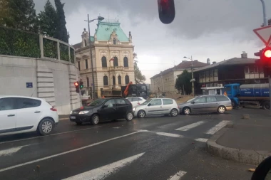 (FOTO) PAKAO U CENTRU BEOGRADA: Saobraćaj stoji, sve zatvoreno!