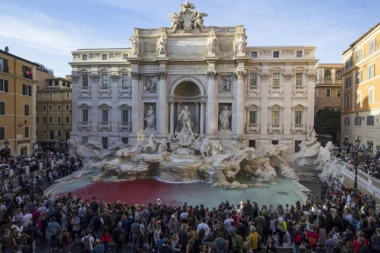 (FOTO) KRVAVA FONTANA U ITALIJI: Turistička atrakcija ponovo u boji