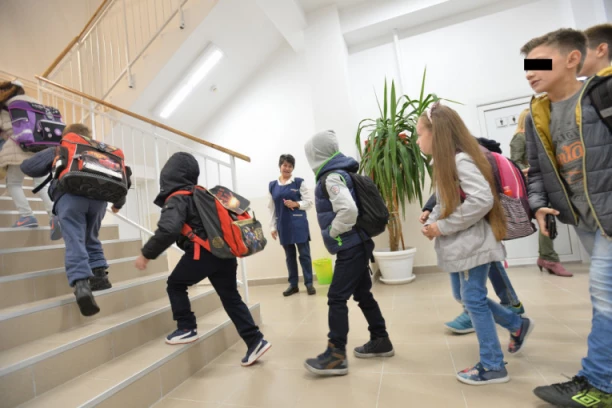 UČENIKOV ODGOVOR NA PITANJE KAKO SE ZOVE NAŠA HIMNA BACIO JE U TRANS CELU SRBIJU: Sačuvaj Bože! (FOTO)