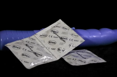 HRVAT STAVIO VIBRATOR U ANUS i pustio ga da radi ceo dan... a onda je ĐAVO DOŠAO PO SVOJE!